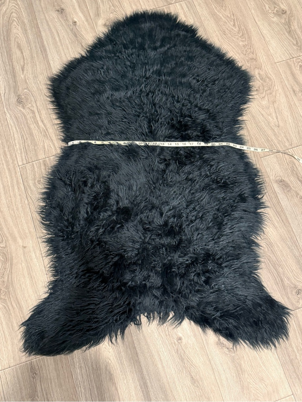 Plush Black Accent Rug - Luxurious Home Accent